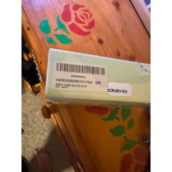 Off-White Arrow Charm Keychain - Picture 2 of 5